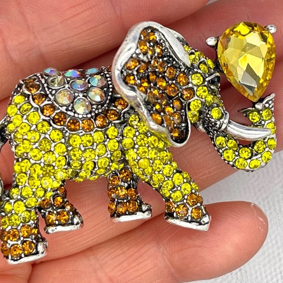 Elephant brooch Elephant pin Elephant pendant Lucky Elephant Brooch - Picture 3 of 3